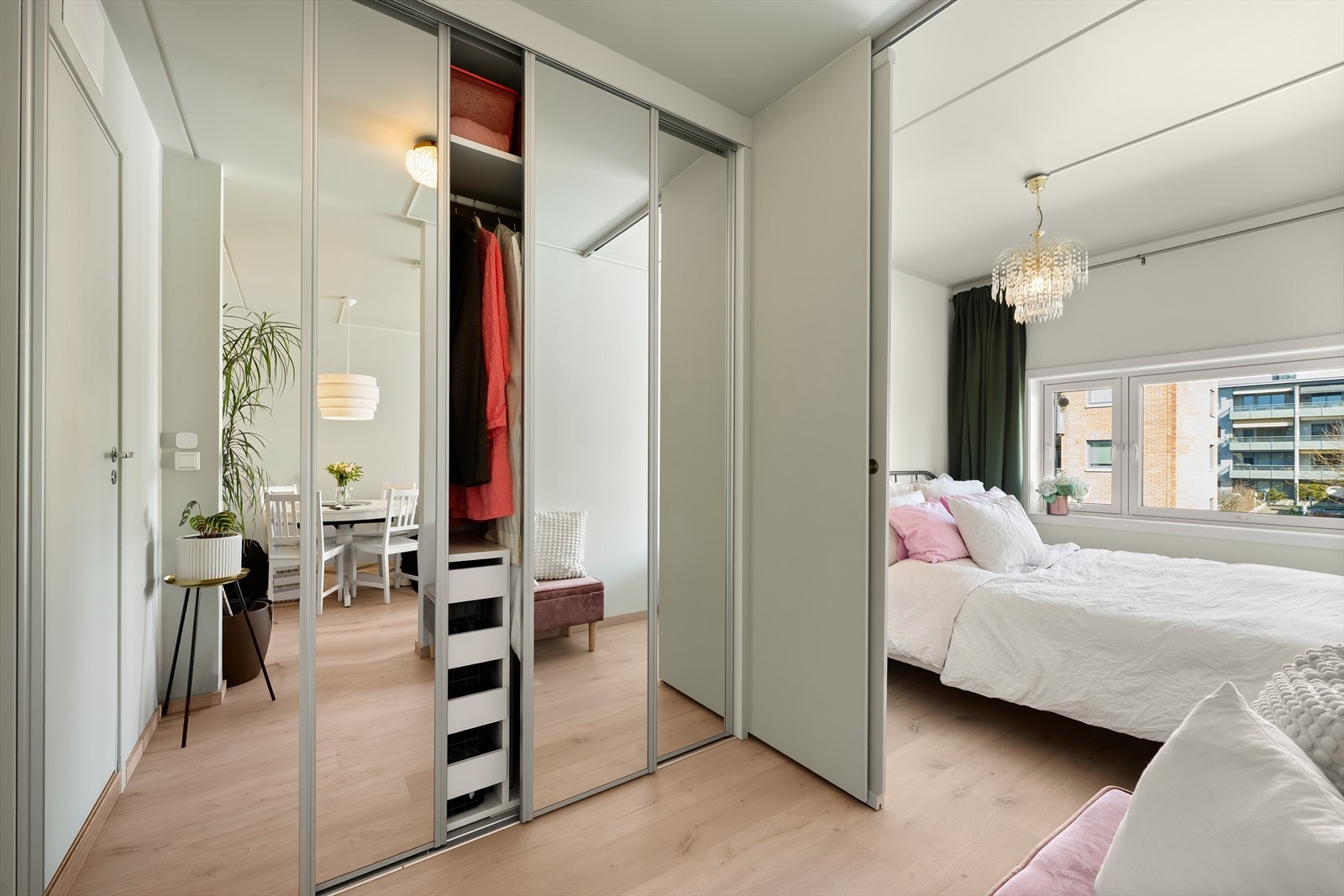 Soverommet er smart adskilt med en plassbygget skyvedør. En romslig garderobe med speilfronter gir rikelig med oppbevaringsplass. Galleribilde
