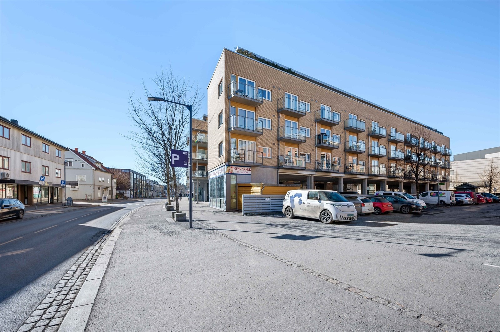 Kollektivtilbudet er svært godt, med bussholdeplass tre minutter unna og togstasjon med hyppige avganger til Oslo og Lillestrøm innen syv minutters gange. Galleribilde