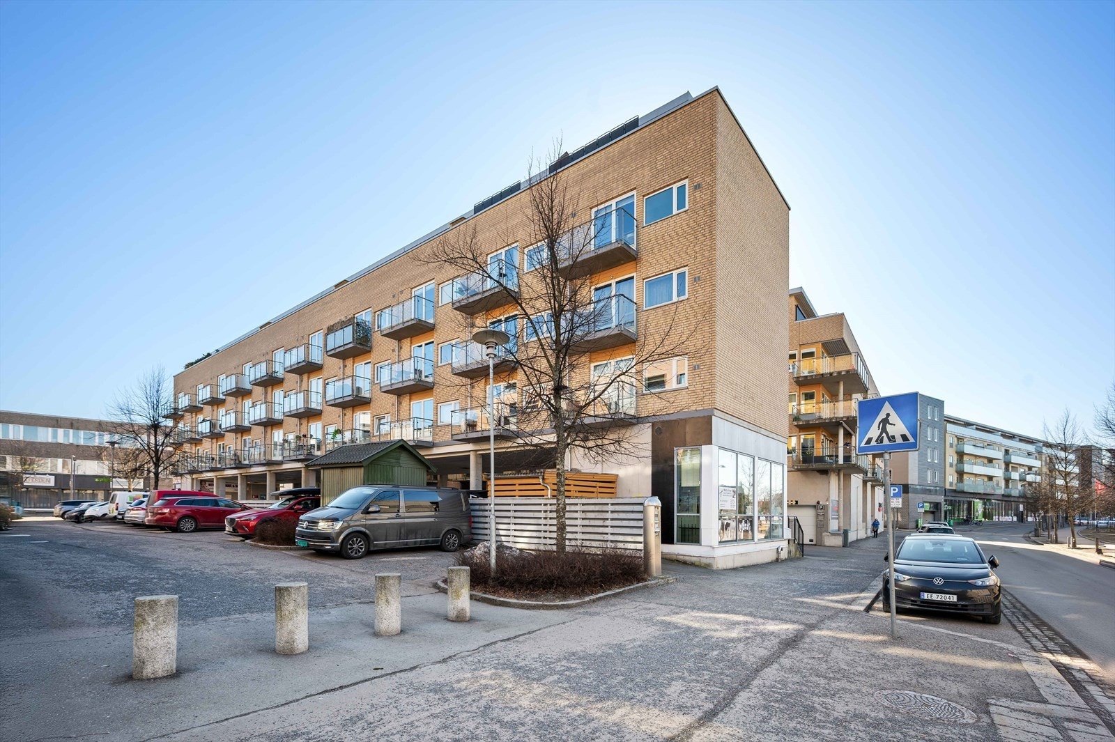 Bygget er fra 2007. Heis tar deg enkelt opp til leiligheten og ned til boden i kjelleren. Det er oppvarmet fortau og overbygget svalgang og dermed mindre snømåking i den forbindelse. Galleribilde