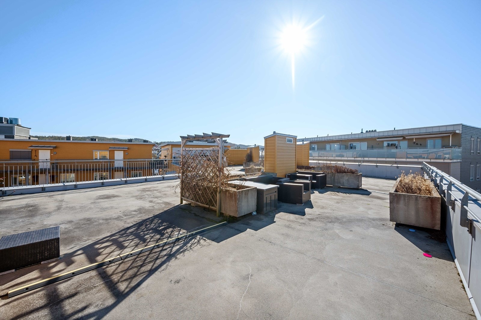 I tillegg til egen balkong har du tilgang til en stor, felles takterrasse for beboerne. Det er gode solforhold på felles takterrasse med sol hele dagen. Galleribilde