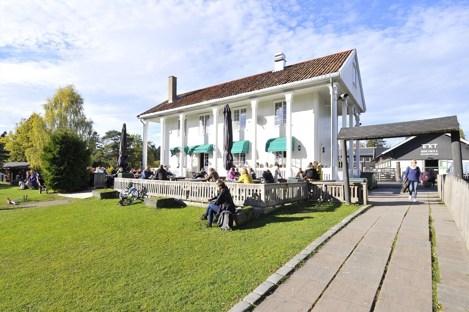 Ekeberg Rideskole og Husdyrpark, samt Søylehuset cafe er et populært sted å besøke for alle. Galleribilde