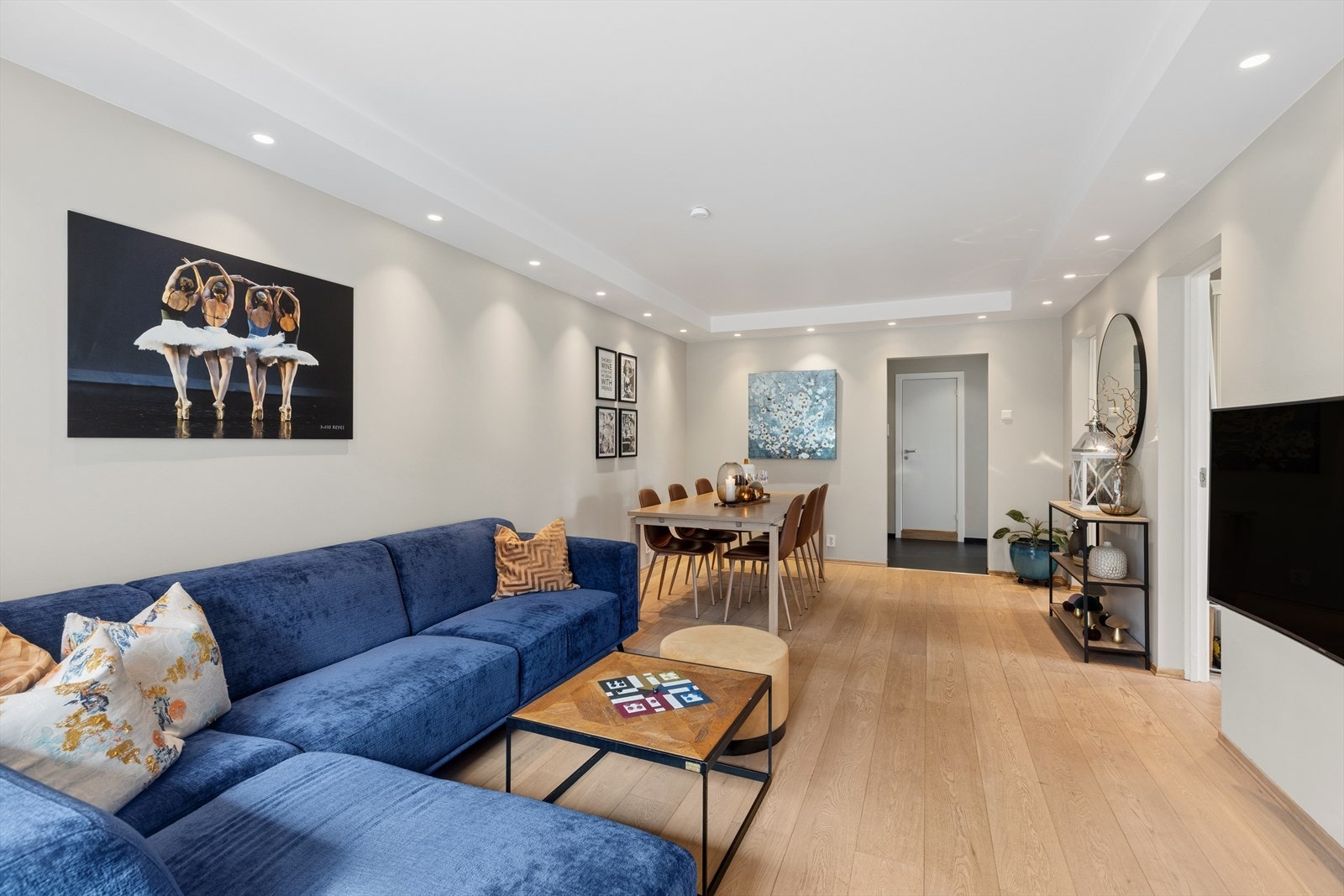 Stuen er lys og romslig med god plass til sofa og spisebord, samt annet ønsket møblement. Galleribilde