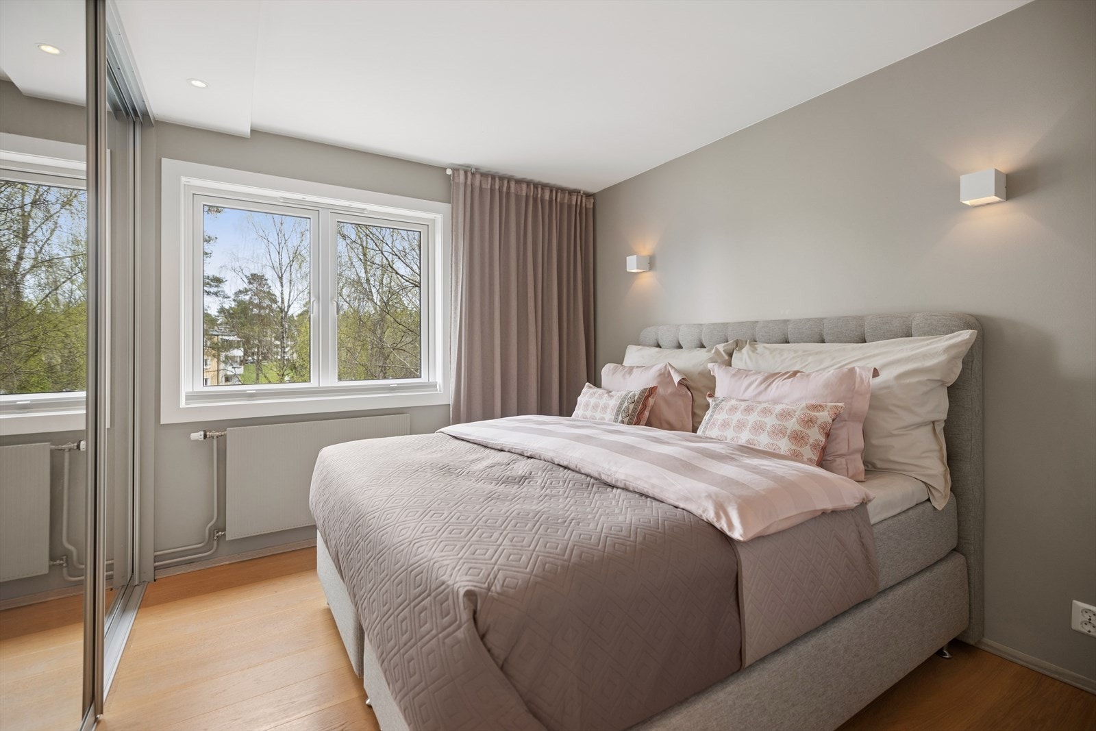 Boligen byr på 3 gode soverom som er malt i tidsriktige nyanser og påkostet med downlightsbelysning i himling. Galleribilde