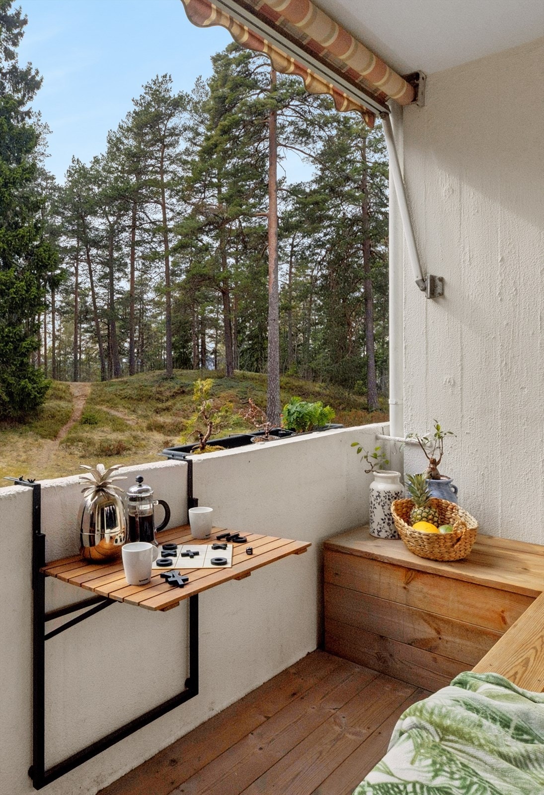 Plassbygget benk med oppbevaringsplass, bord og hyller på balkongen følger med. Galleribilde