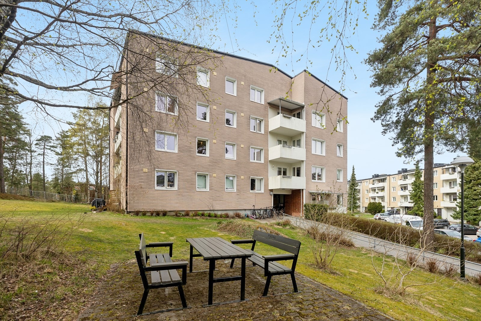 Det er kort vei til "alt" av fasiliteter man trenger i hverdagen og flotte turområder. Nærhet til fint skogsområde og lysløype. Galleribilde