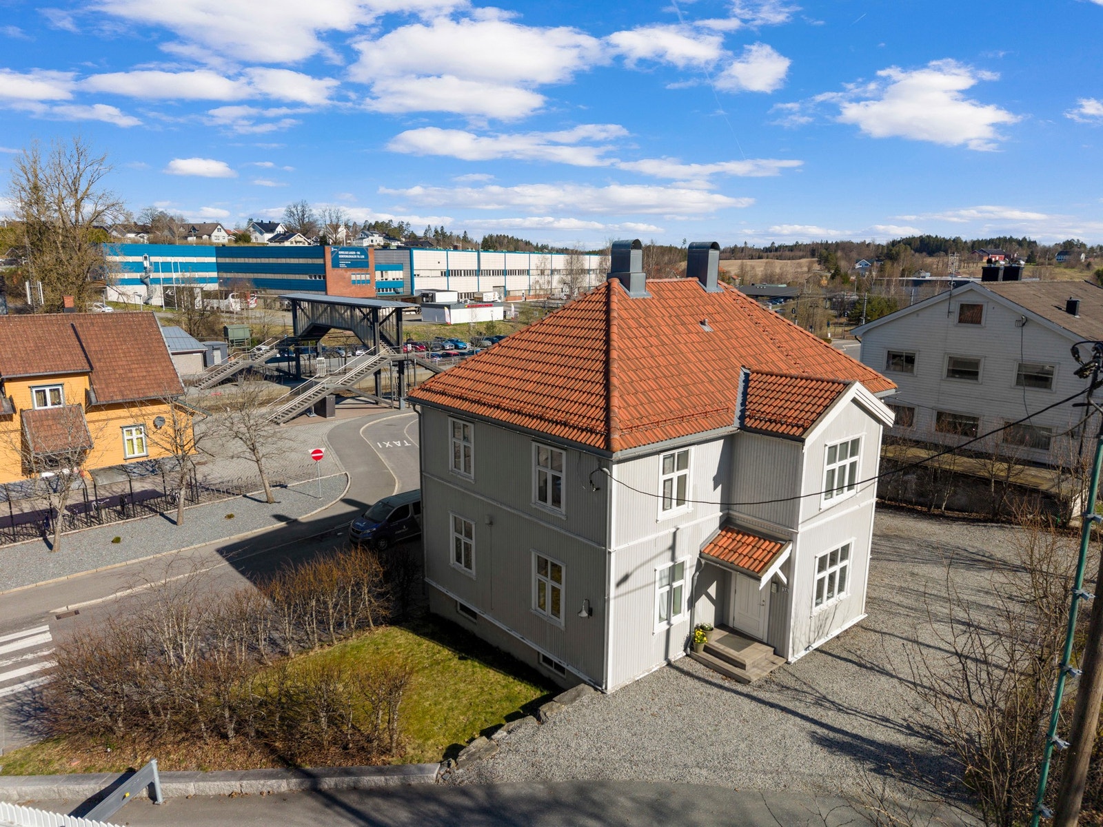 Fellesarealene innvendig er godt vedlikeholdt og det er kjeller med flere boder og vaskerom. Galleribilde