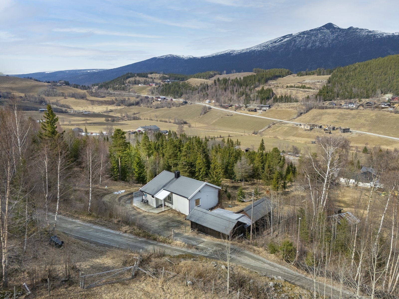Eiendommen ligger åpent og landlig til i Sjårdalen i Vågå kommune. Galleribilde