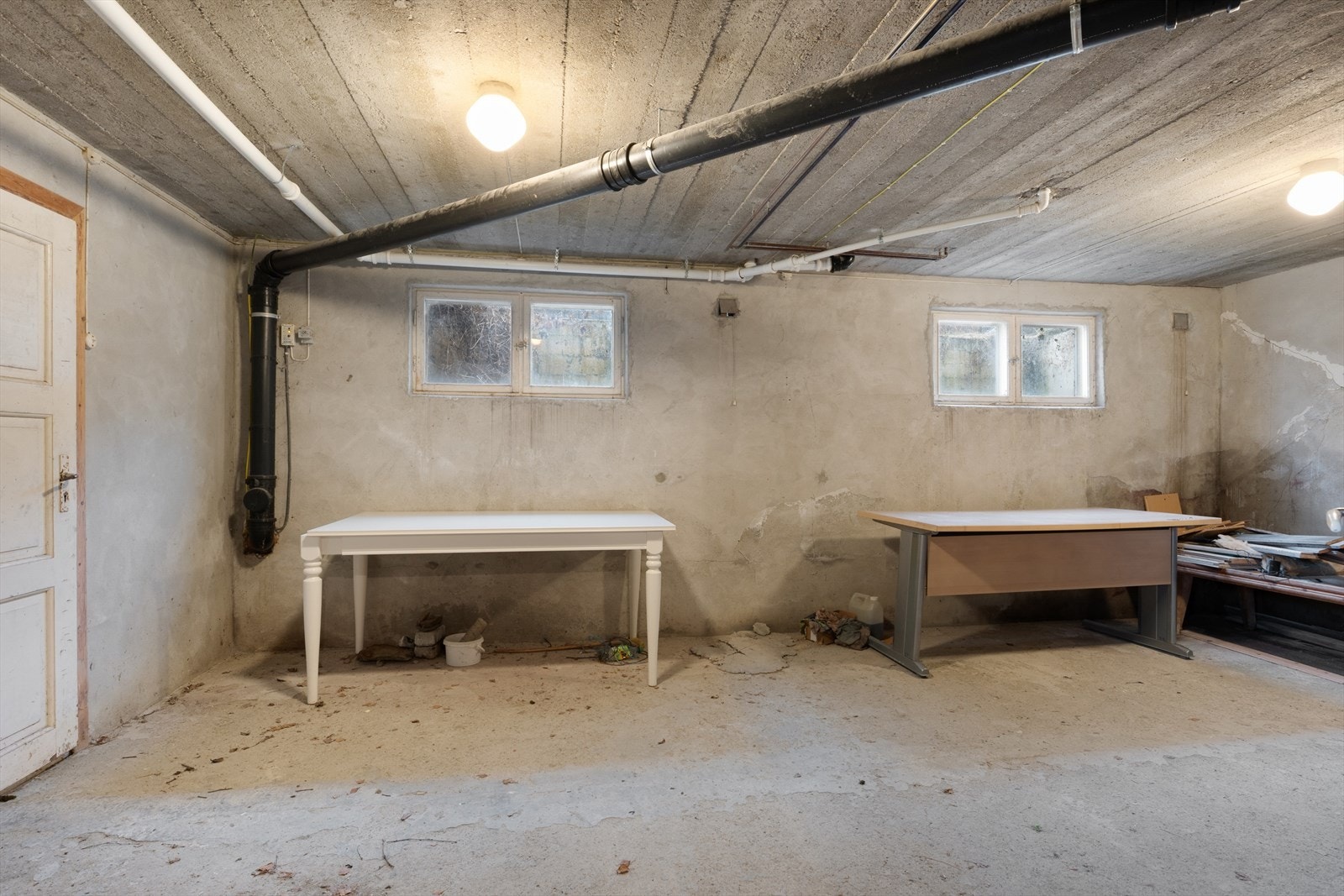 Det er påvist indikasjoner på noe fuktgjennomtrenging i kjellergulv og kjellermur. Galleribilde