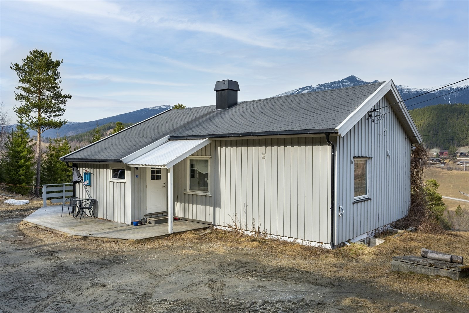 Boligen har gjennomgått betydelige oppgraderinger, inkludert etterisolering og totalrenovering av gangen i 2024. Galleribilde