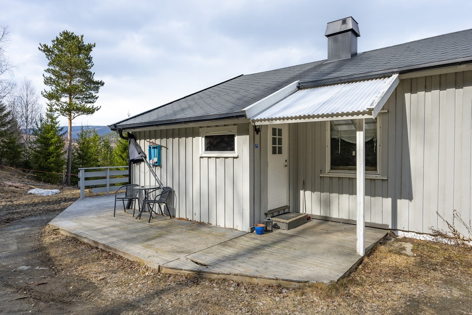I tillegg er det terrasseplatting ved inngangspartiet. Galleribilde