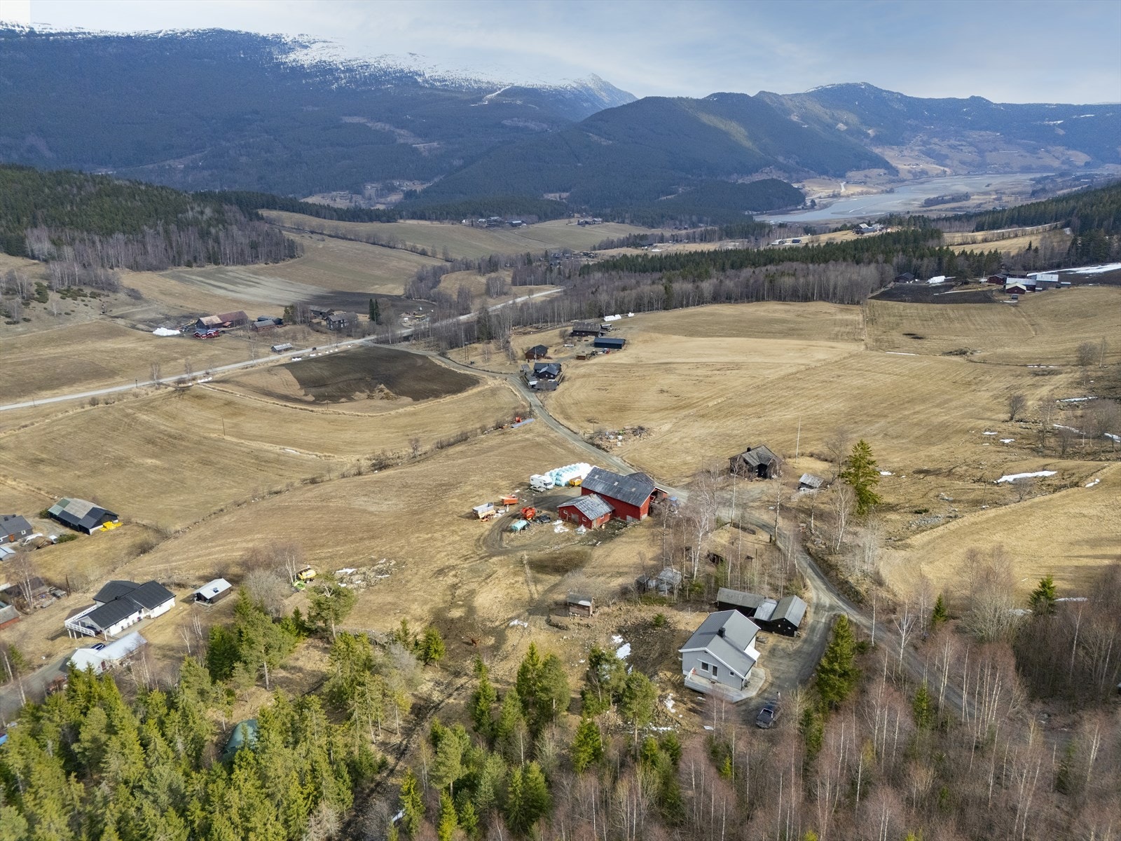 Her bor du tett på naturen og er omringet av vakkert landskap og fjellområder. Galleribilde