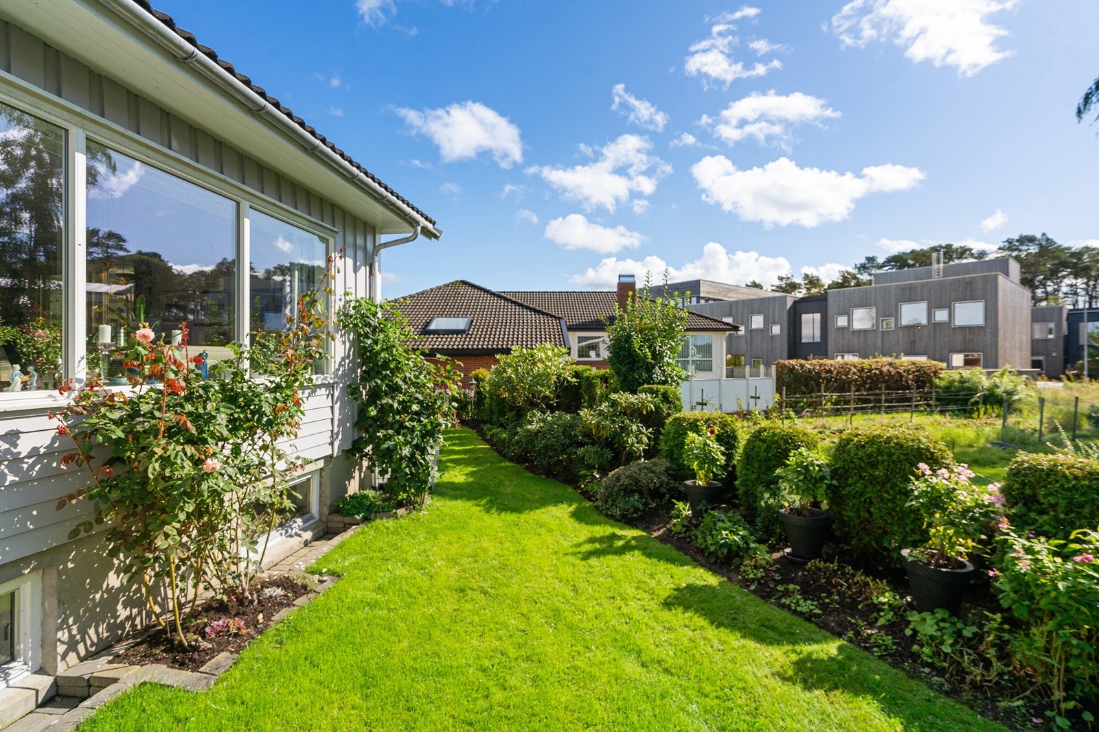 Smakfull beplantning som gir liv og farger gjennom sesongene. Galleribilde