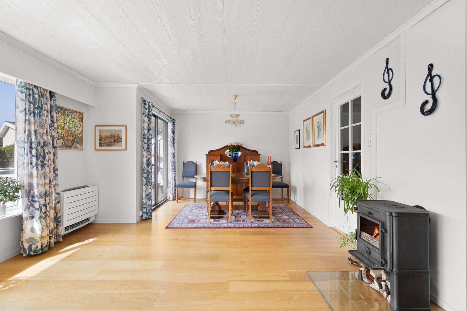 En lun og hyggelig oppholdsplass for hele familien. Varmepumpe og vedovn gir både komfort og god stemning. Galleribilde