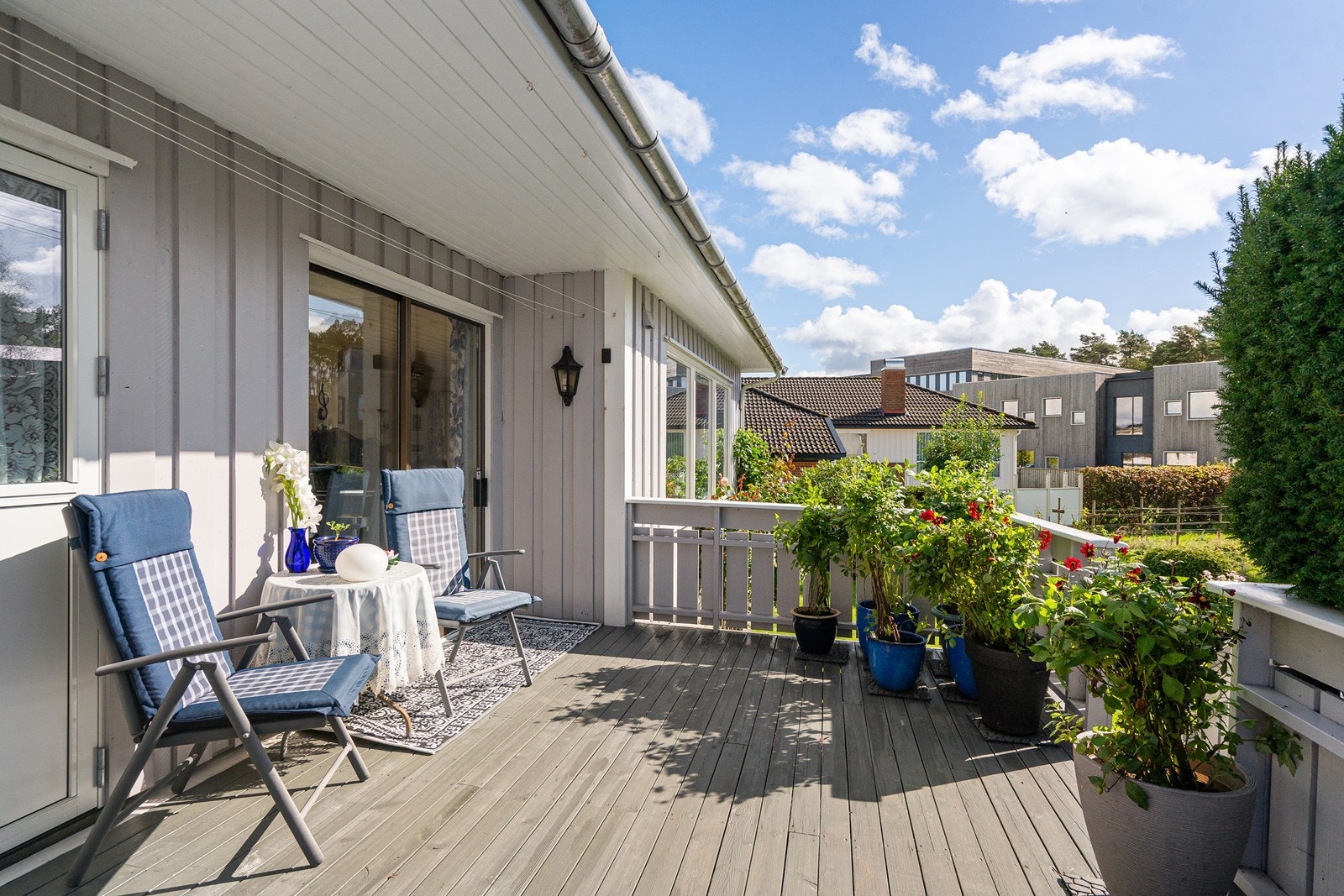 Fra stuen er det utgang til solrik terrasse og den nydelige hagen. Galleribilde