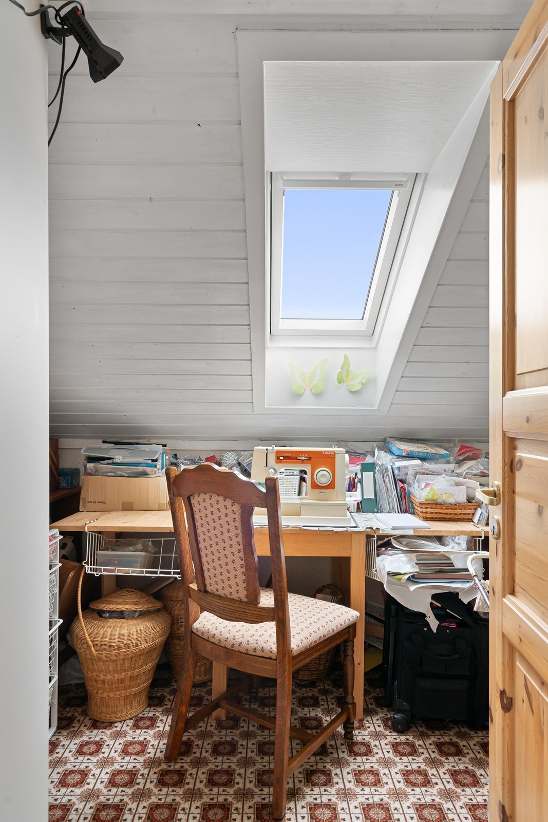 Hobbyrom på loft har opplegg for vann og avløp. ( ikke godkjent). Galleribilde