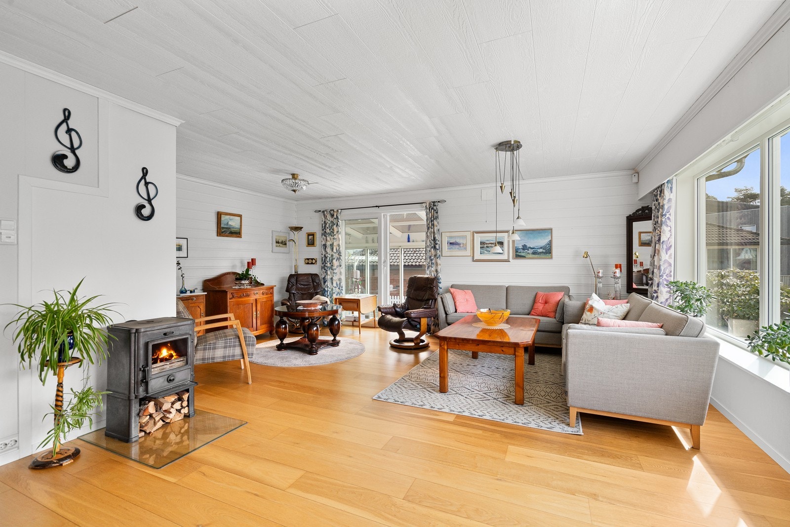 Romslig stue med store vindusflater som slipper inn godt med dagslys. Galleribilde