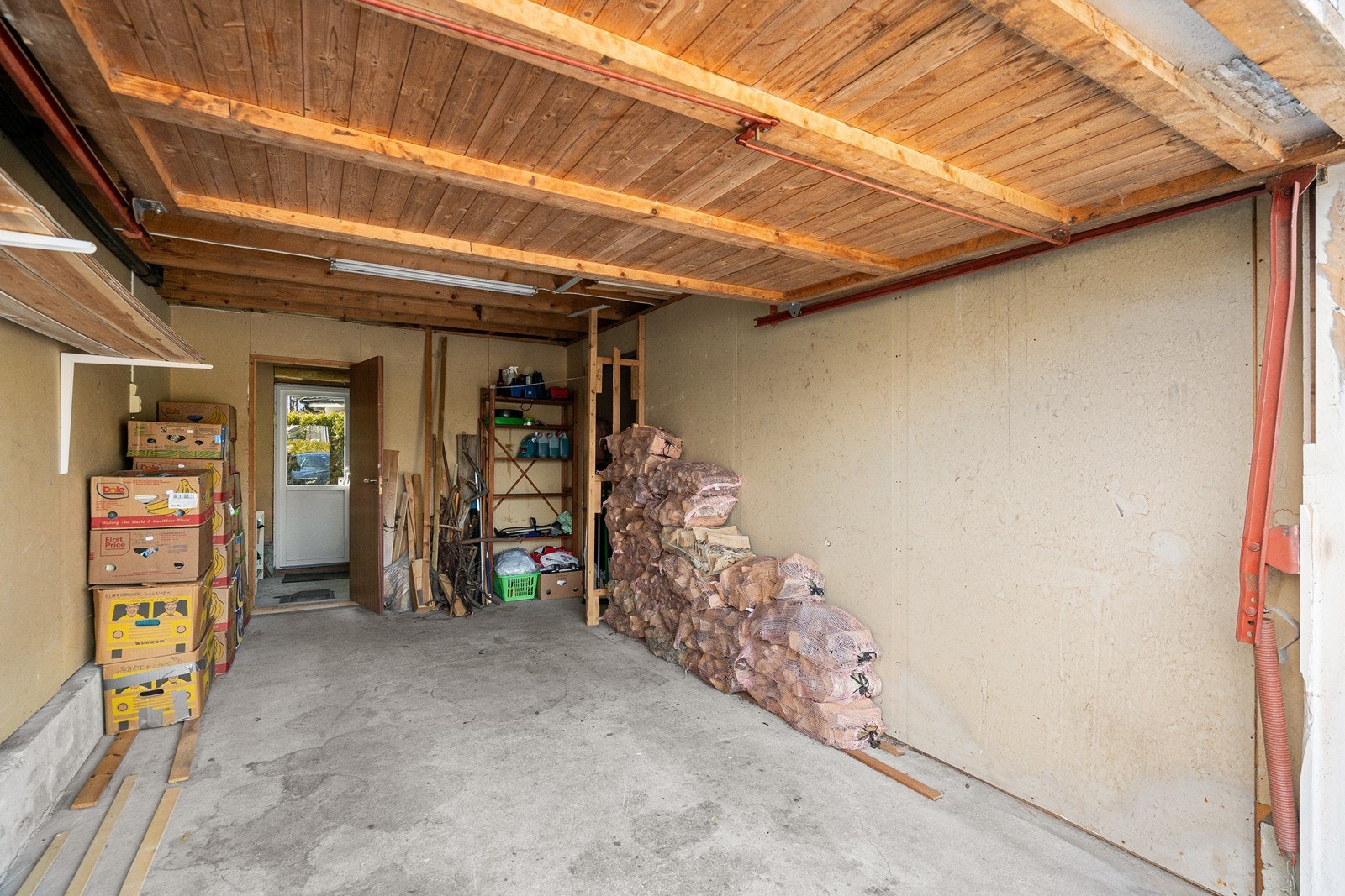 Garasjen har romslig bod i bakkant og utgang til hageområde. Galleribilde