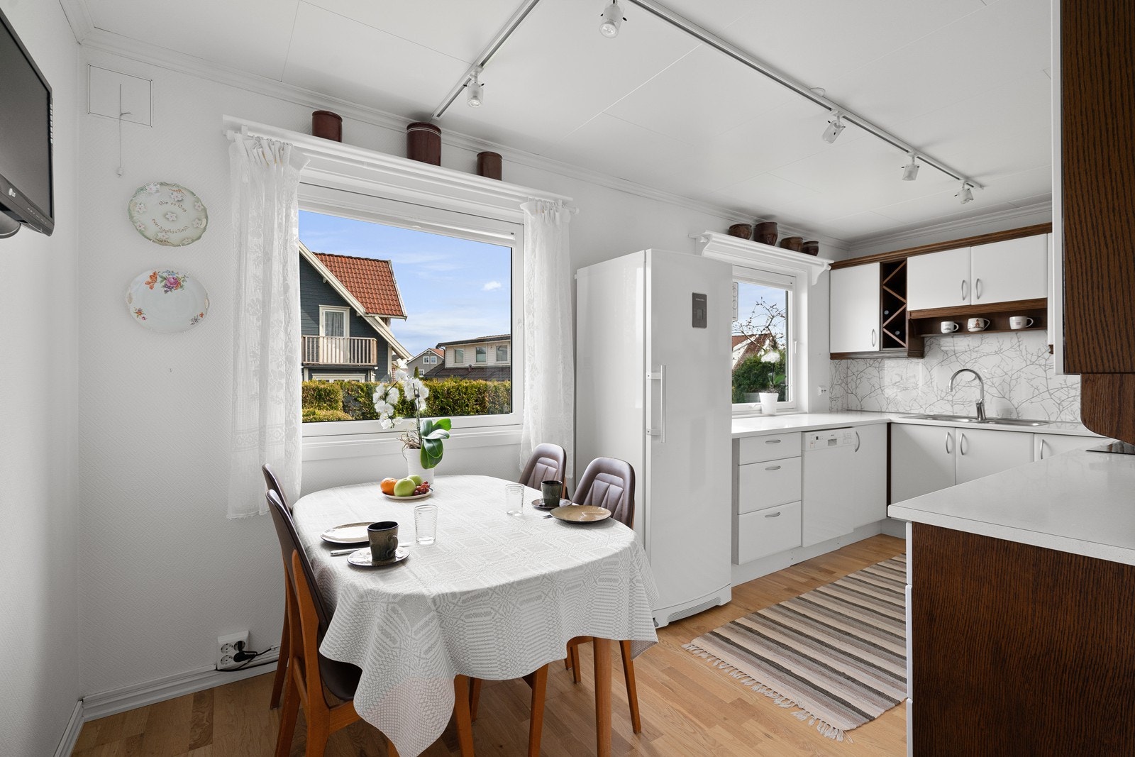 Store vinduer som slipper inn godt med dagslys Galleribilde