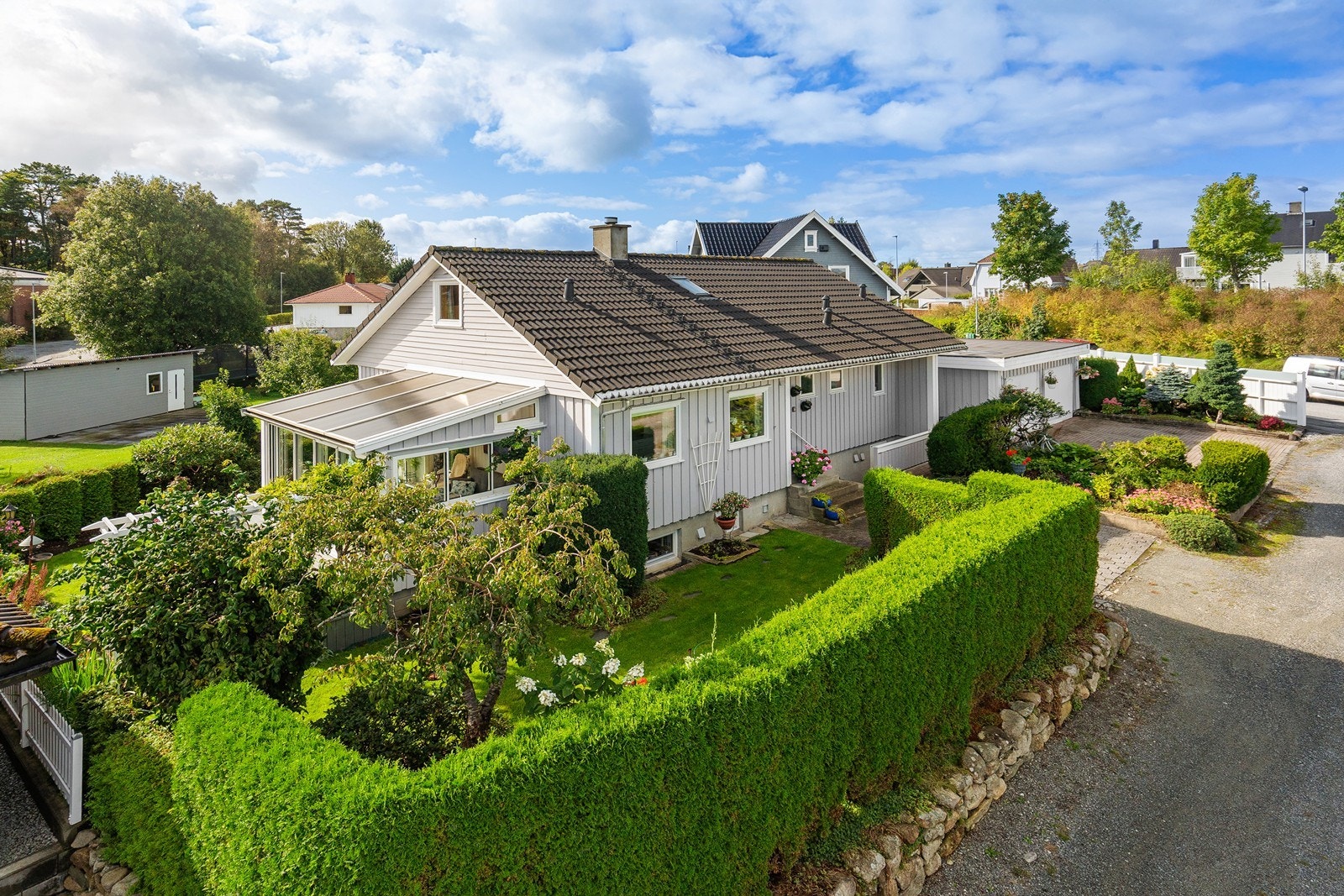 Dette er en komplett og funksjonell bolig med gode kvaliteter både inne og ute - perfekt for familien som ønsker god plass, flotte uteområder og fleksible bruksmuligheter. Galleribilde
