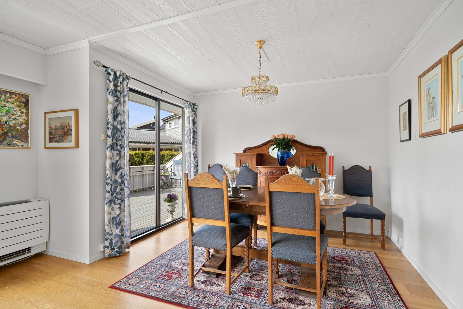 Naturlig plass til romslig spisebord - her er også utgang til solrik terrasse og hage. Galleribilde