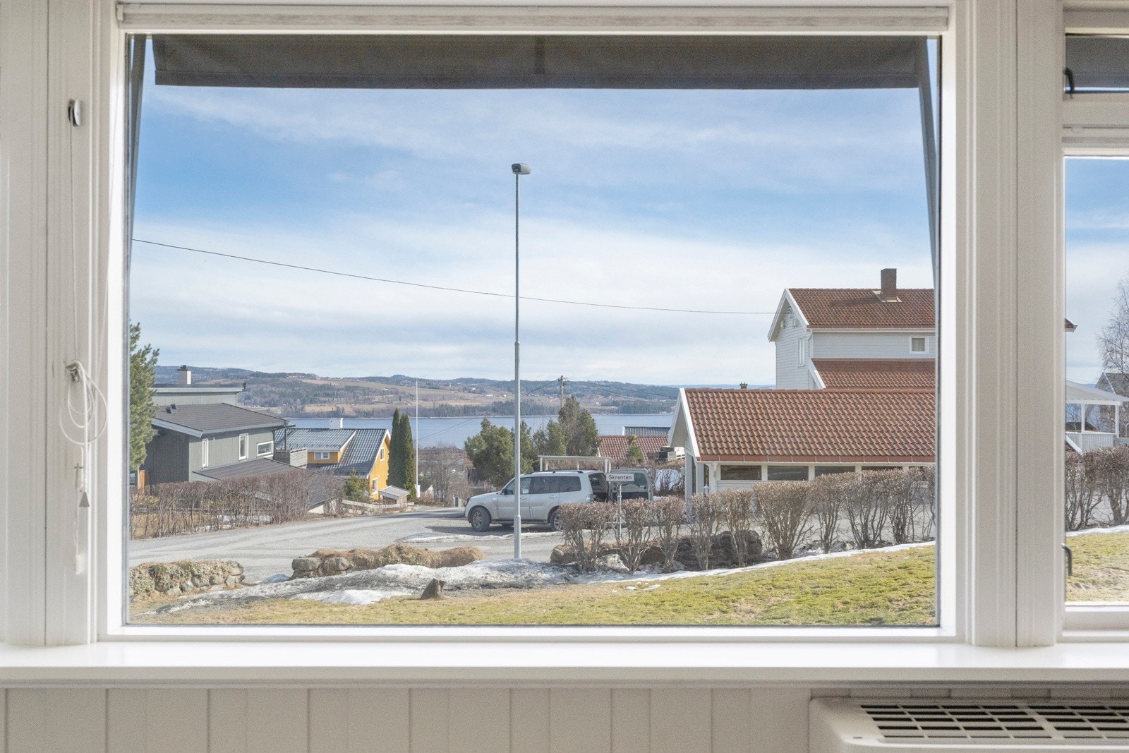 Fra stuen, og de fleste andre rom i huset, har du flott utsikt mot Mjøsa. Galleribilde