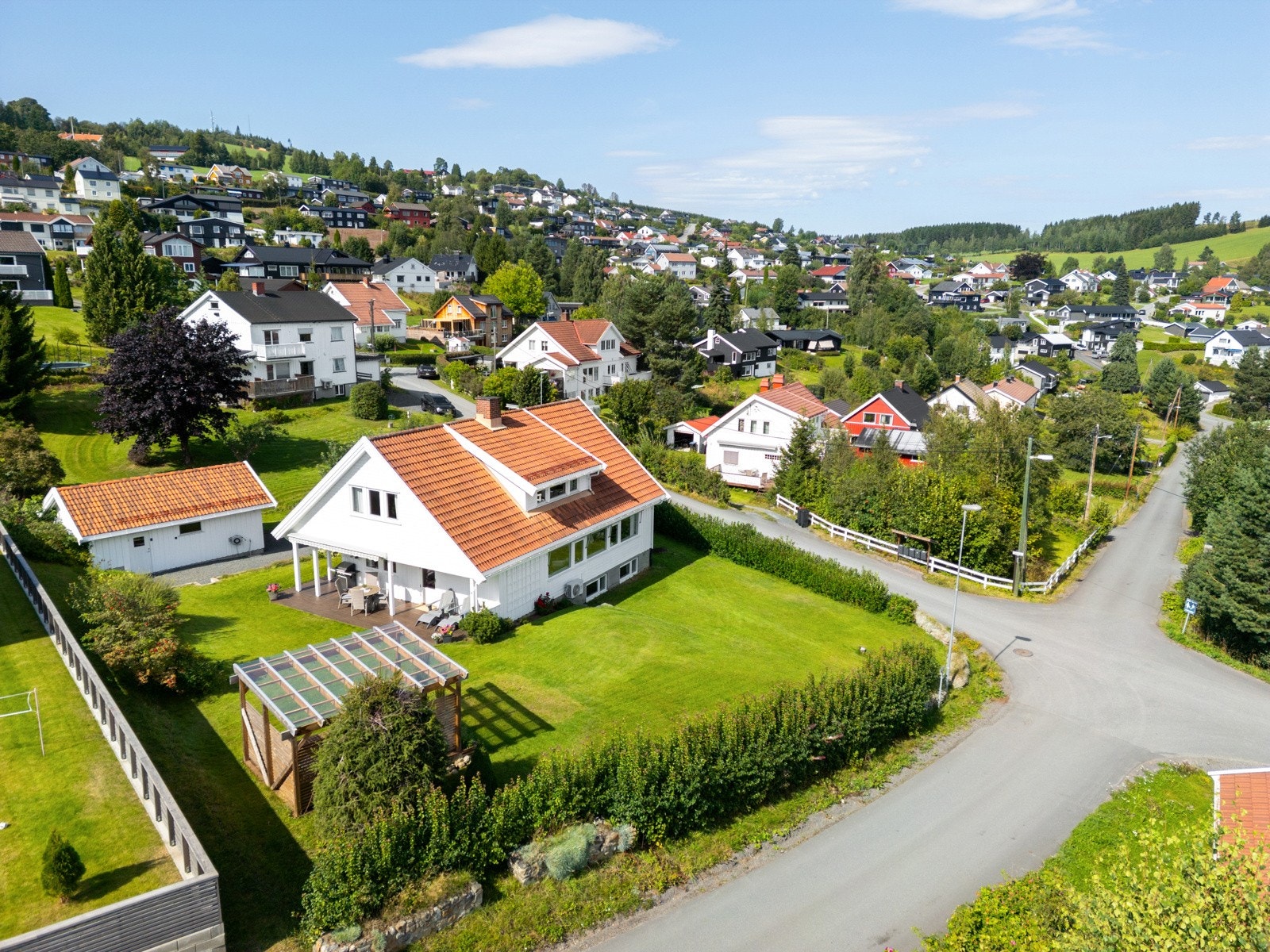 Velkommen til en innholdsrik og sjarmerende enebolig med en rolig og attraktiv beliggenhet! Galleribilde