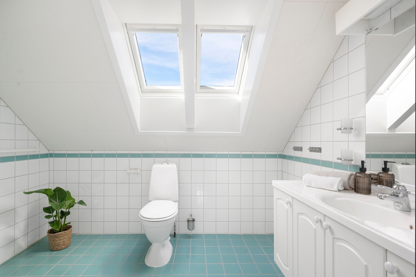 Badet er flislagt, samt innredet med nødvendige fasiliteter. Galleribilde