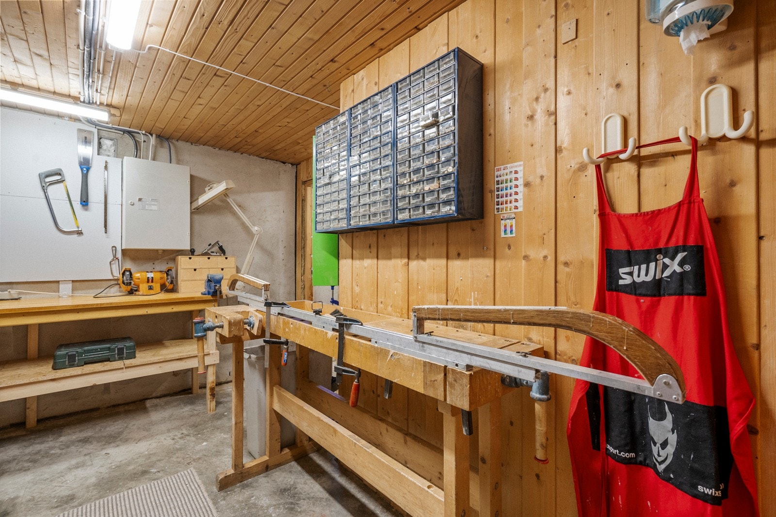 Boder og hommyrom i kjelleren gir deg verdifull plass til å holde boligen ryddig og organisert. Perfekt for sesongutstyr og alt du ikke trenger til daglig, men likevel vil ha lett tilgjengelig. Galleribilde