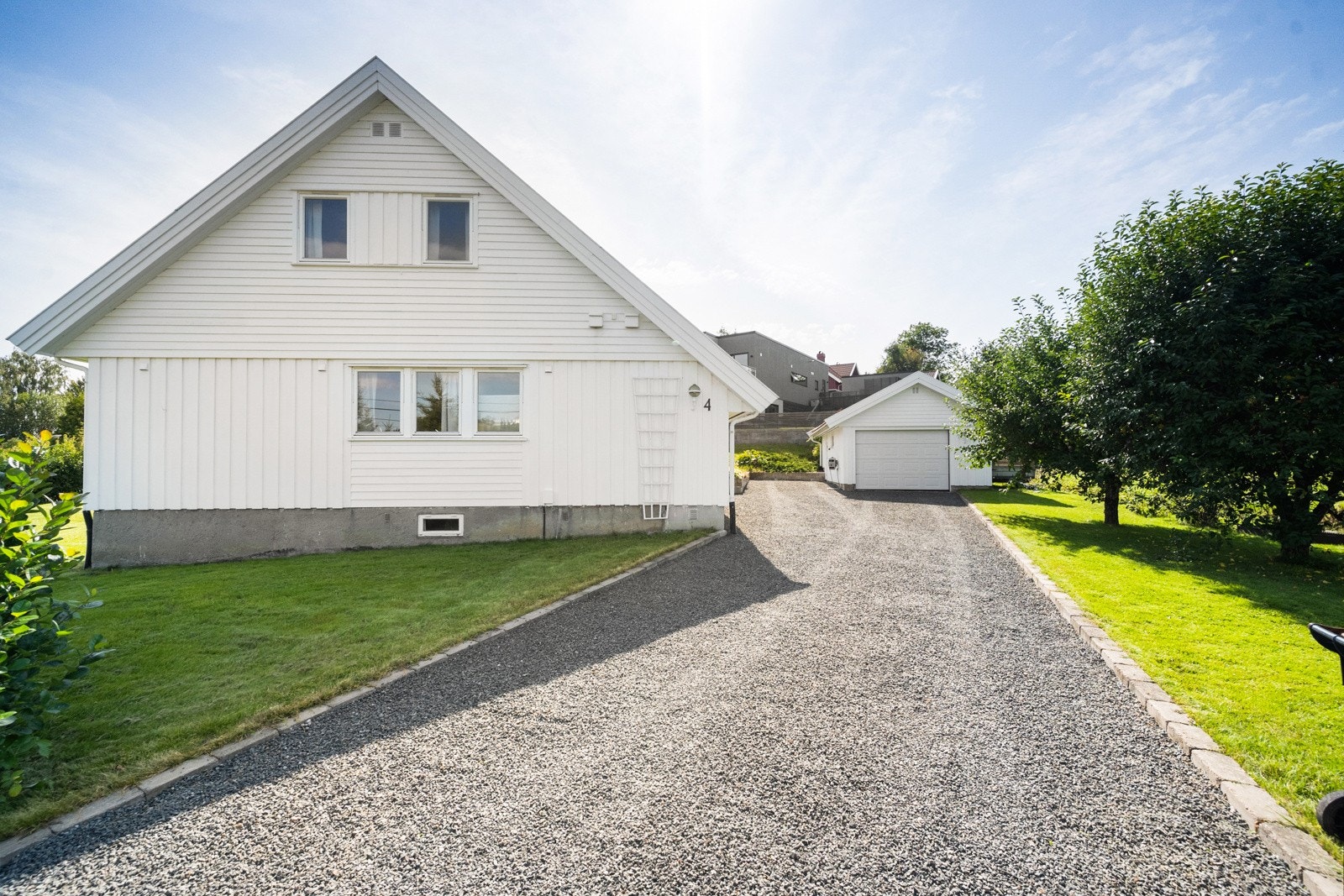 Den grusede gårdsplassen gir gode parkeringsmuligheter. Galleribilde