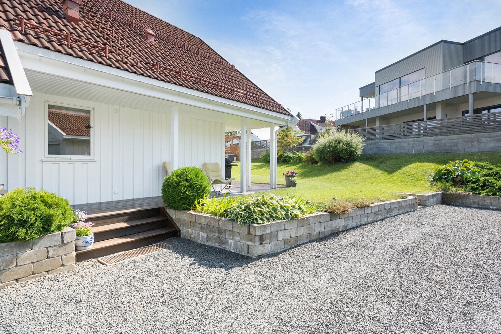 Tomten er pent opparbeidet og relativt flat, med plen, støttemurer, trær og variert beplantning. Galleribilde
