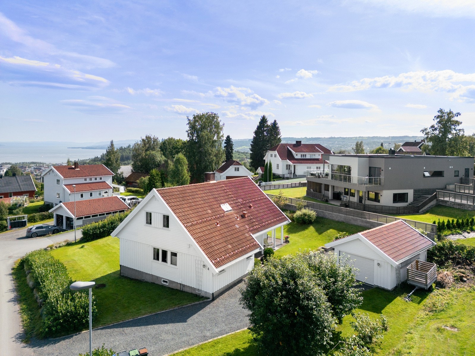 Fjellvegen 4 ligger i et attraktivt og etablert boligområde. Galleribilde
