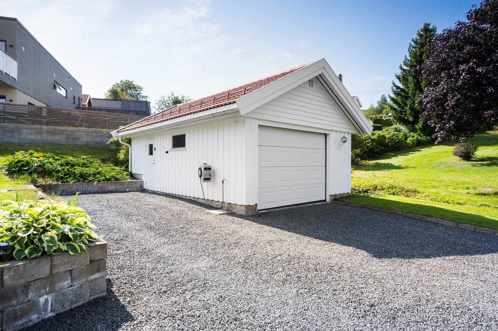 I tillegg finnes garasje med 1 biloppstillingsplass. Galleribilde