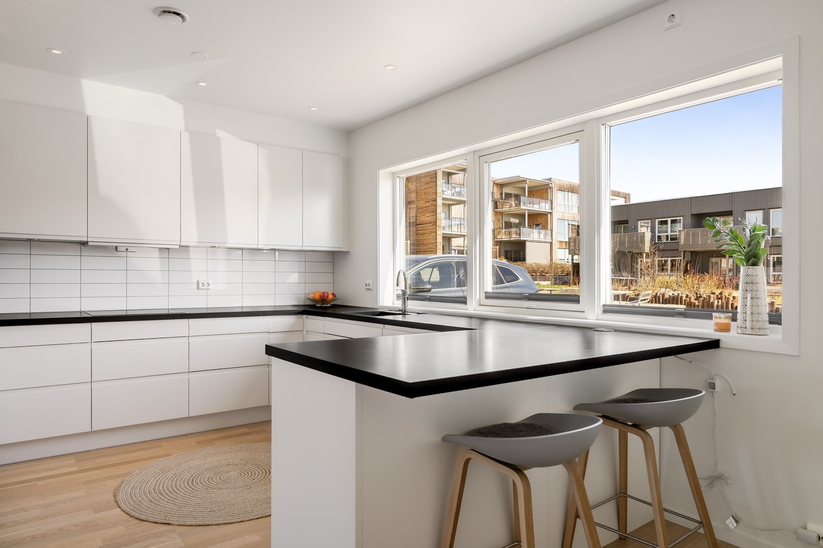 Her får du et moderne kjøkken med godt med skap- og benkeplass. En praktisk barløsning, perfekt som frokostplass. Galleribilde
