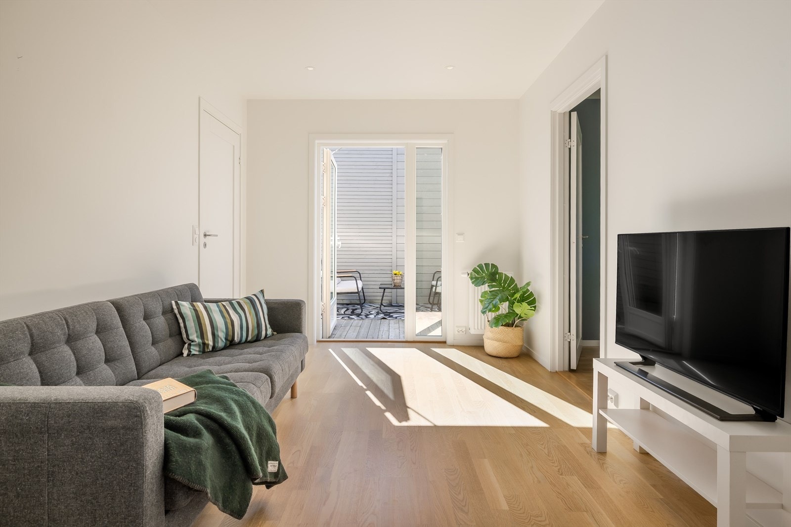 Rommet er perfekt for barna og ungdommen i huset hvor det er plass til sofa og TV. Galleribilde