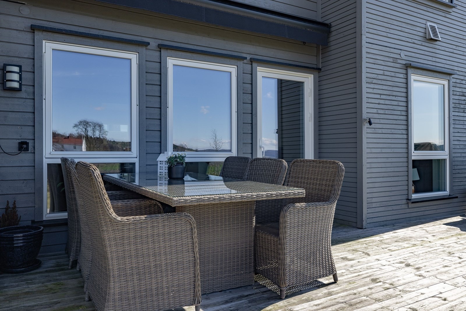Fra stua er det utgang til vestvendt terrasse. Det er montert terrassemarkise om det er behov for solskjerming. Galleribilde