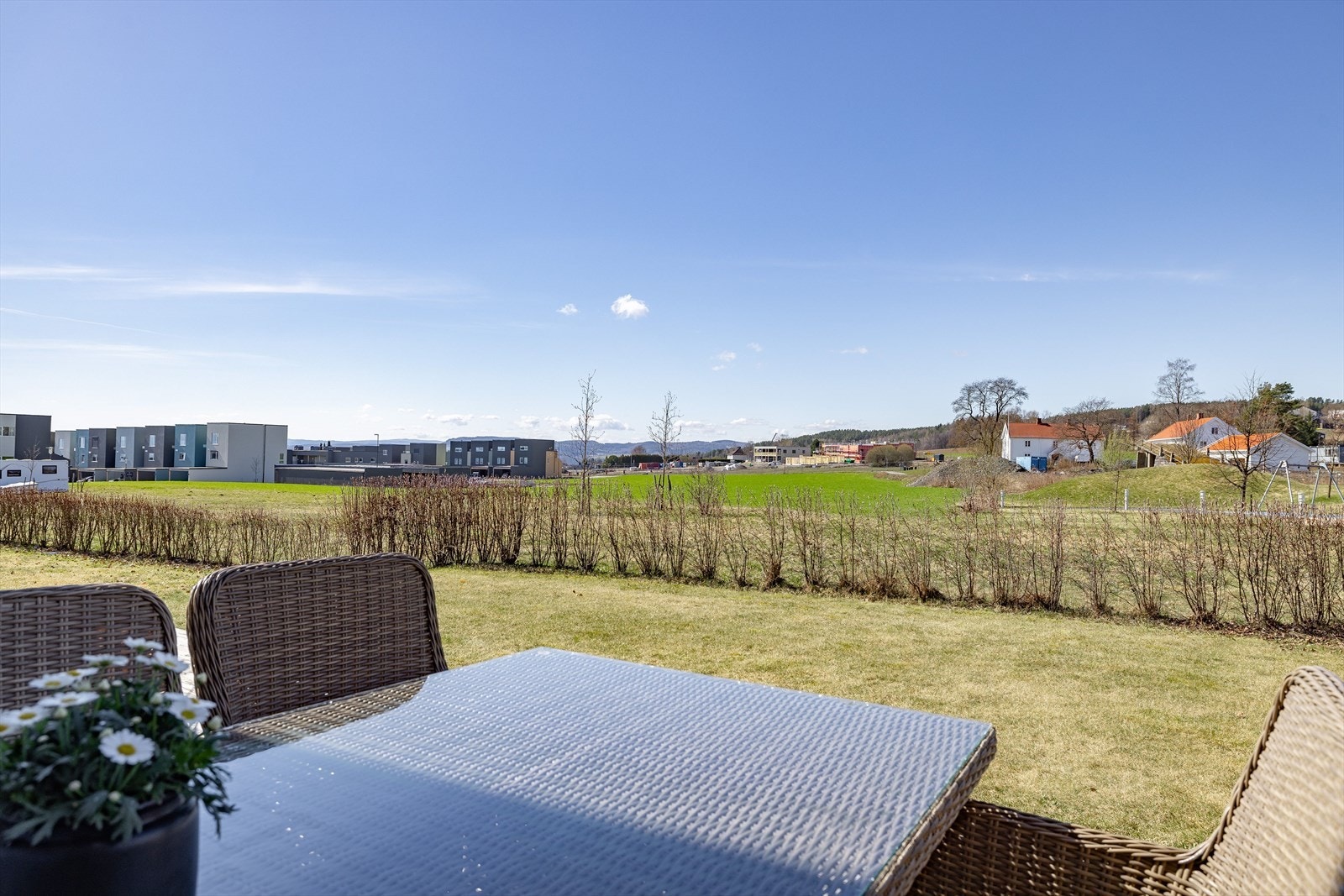 Terrassen er på ca. 23 m² og har direkte adkomst til egen, liten hageflekk. Galleribilde