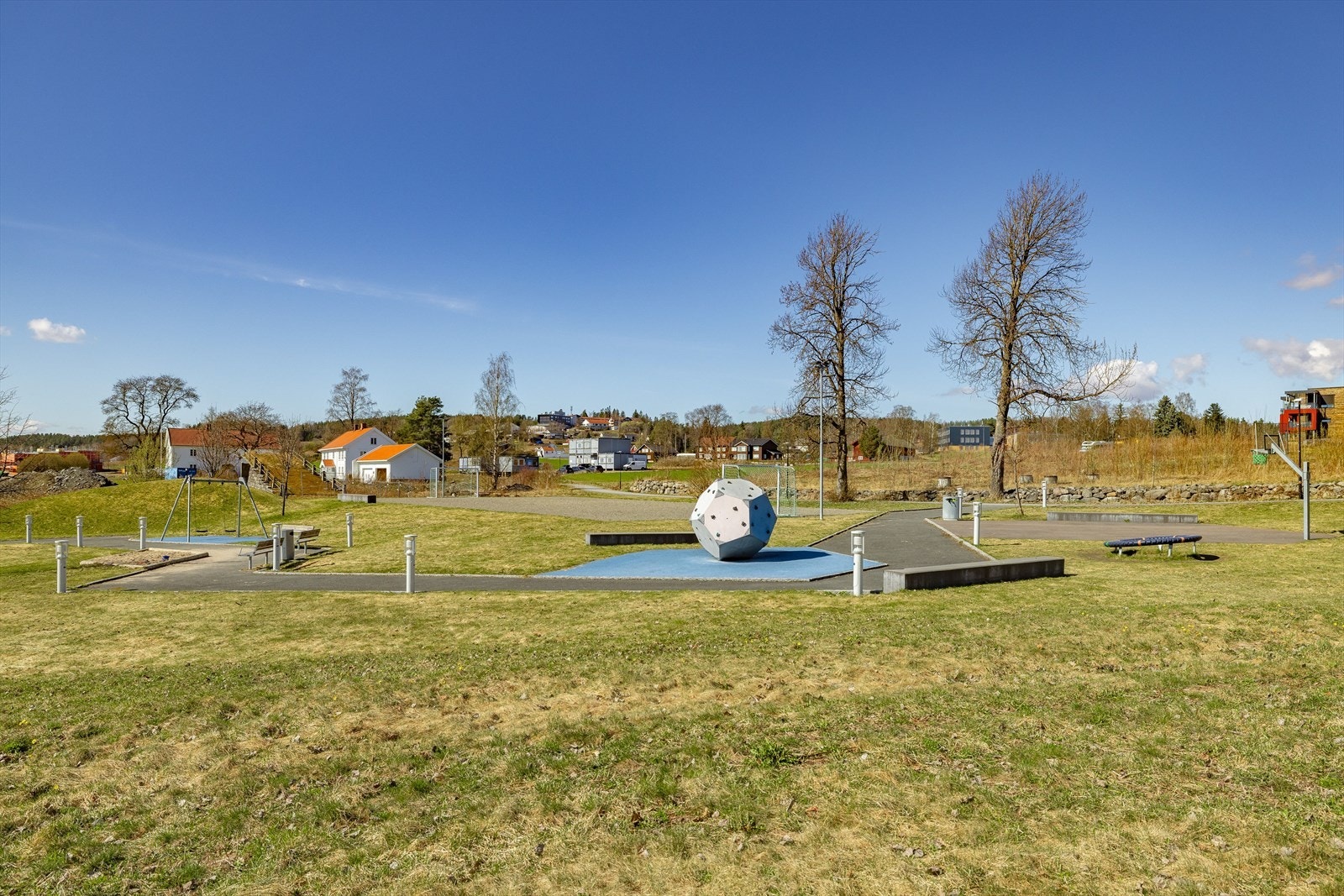 Det er flere lekeplasser i området, perfekt for barna å boltre seg på. Galleribilde