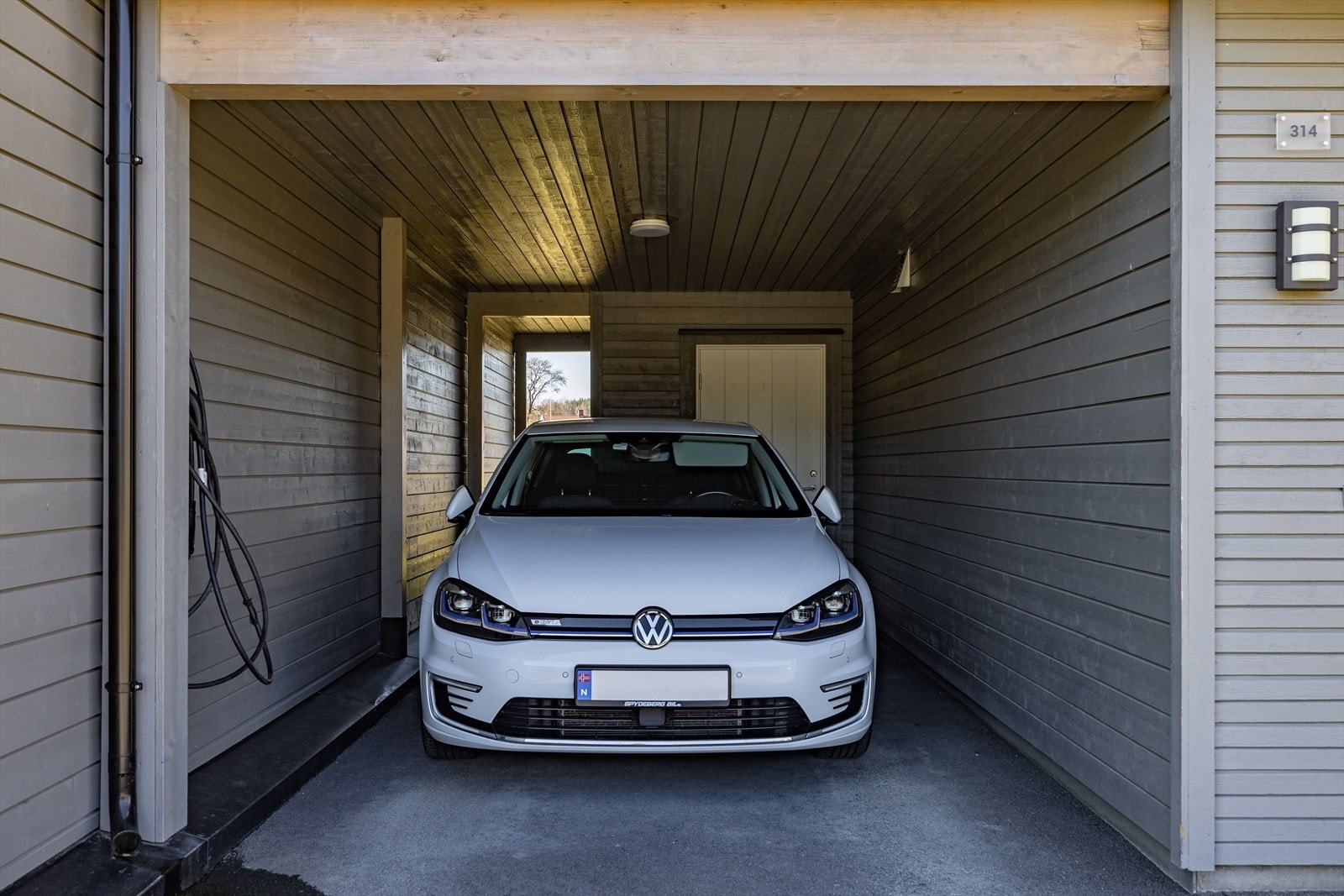 Carport med elbil-lader. I bakkant er det en bod på ca. 5 m². Galleribilde