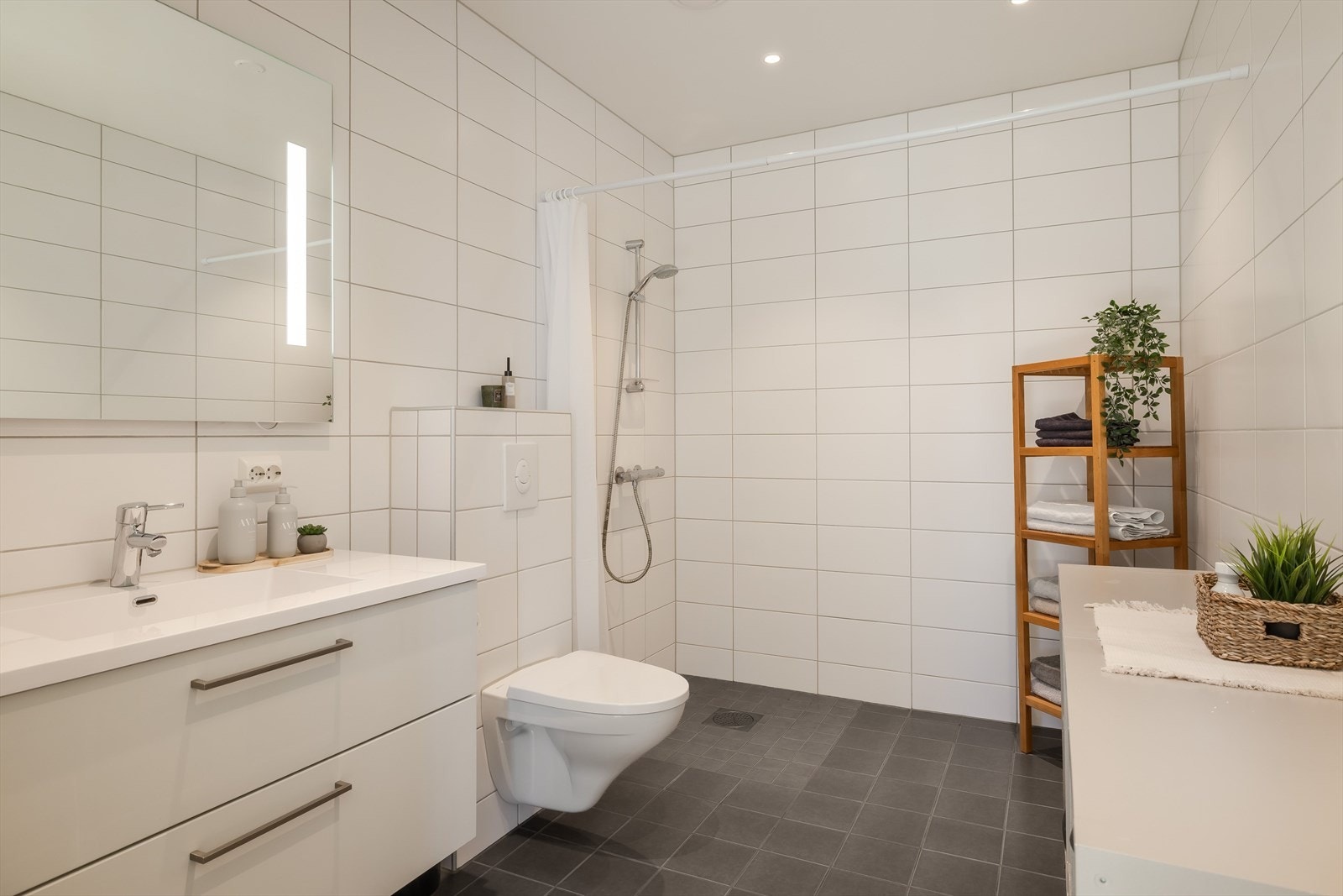 Badet i 2. etasje er i samme utførelse som det i 1. etasje. Det har veggmontert toalett. Galleribilde