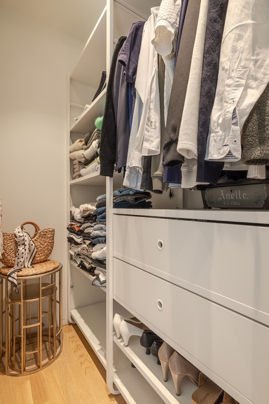 Walk-in garderobe med innredning. Galleribilde