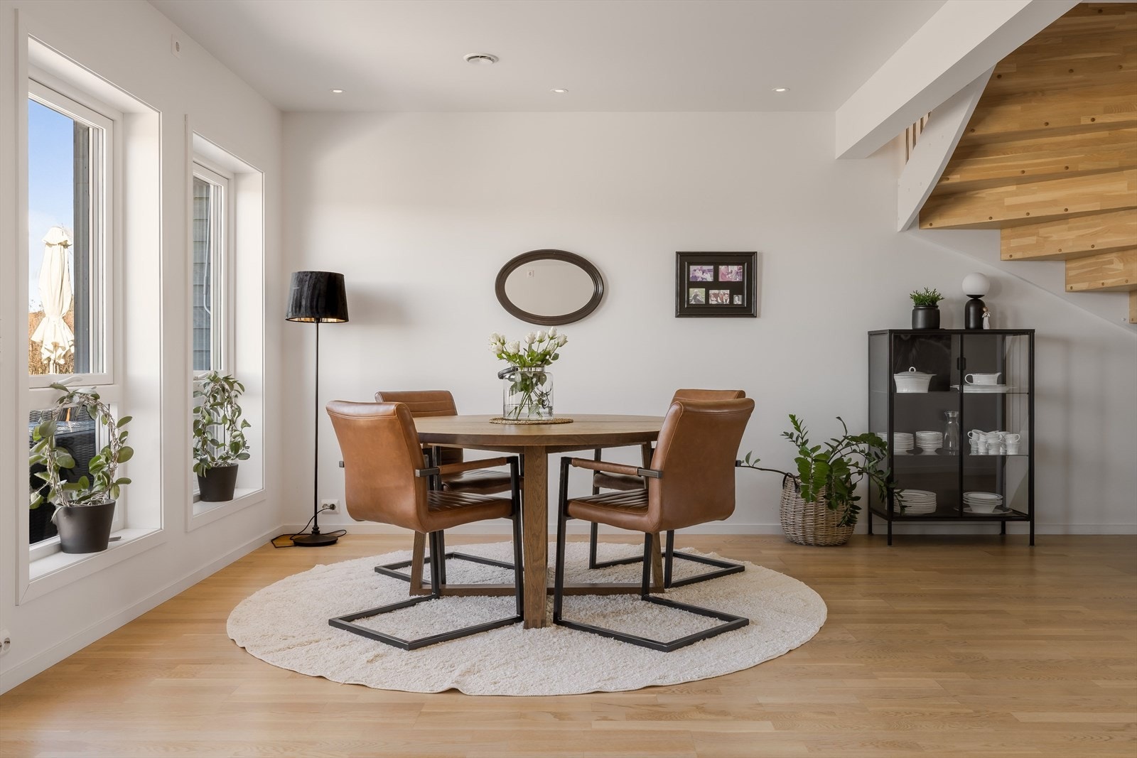 I stua er det god plass til både spisestue og sofagruppe. Galleribilde