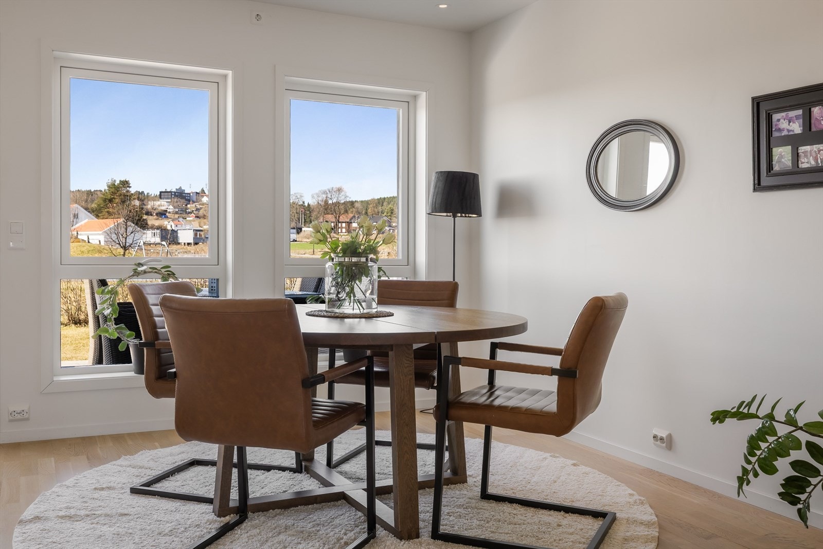 På gulvet er det parkett og veggene har hvitmalte gipsflater. I himlingen er det downlights. Galleribilde