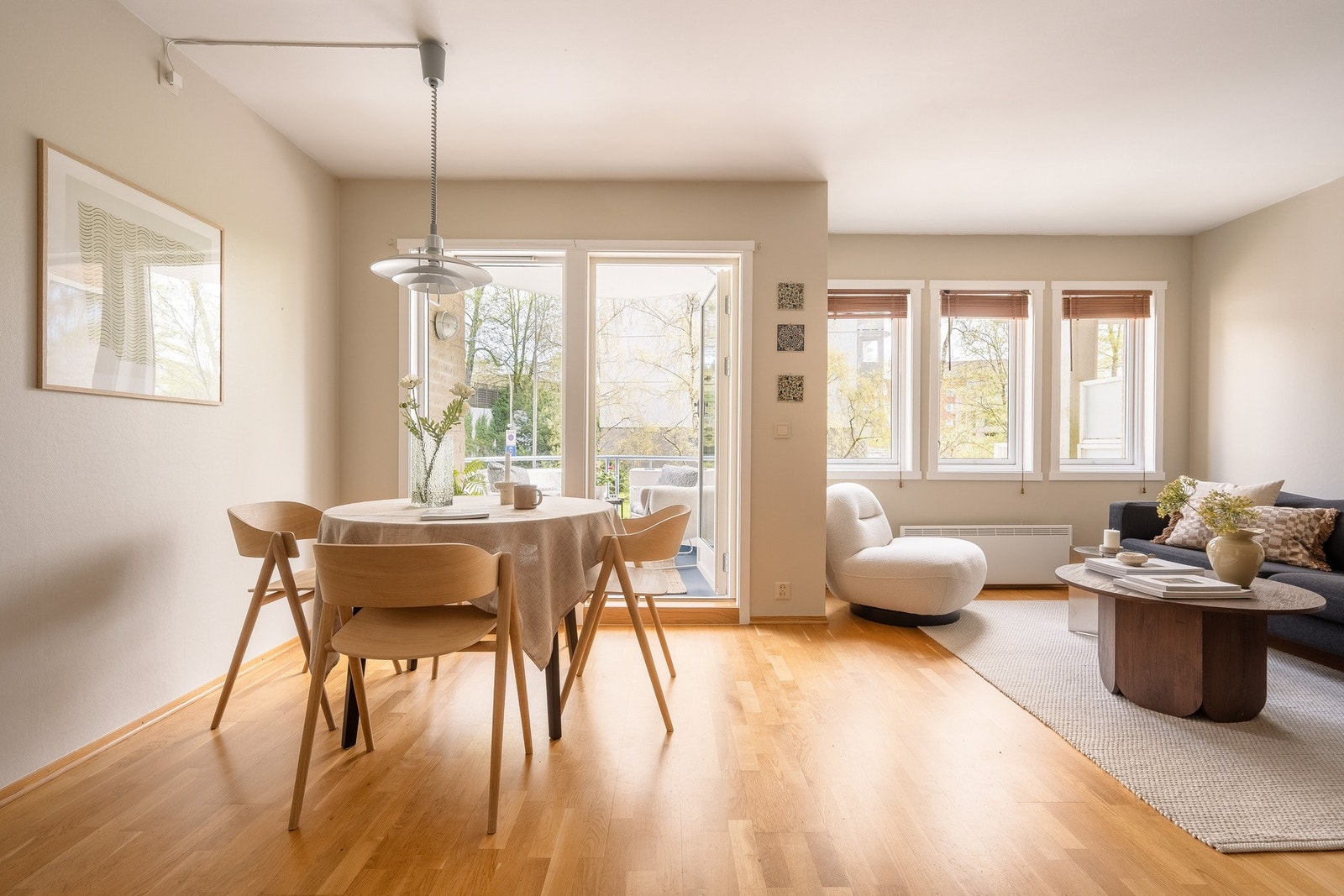 Her er det god plass til langbord ved besøk og sammenkomster. Galleribilde
