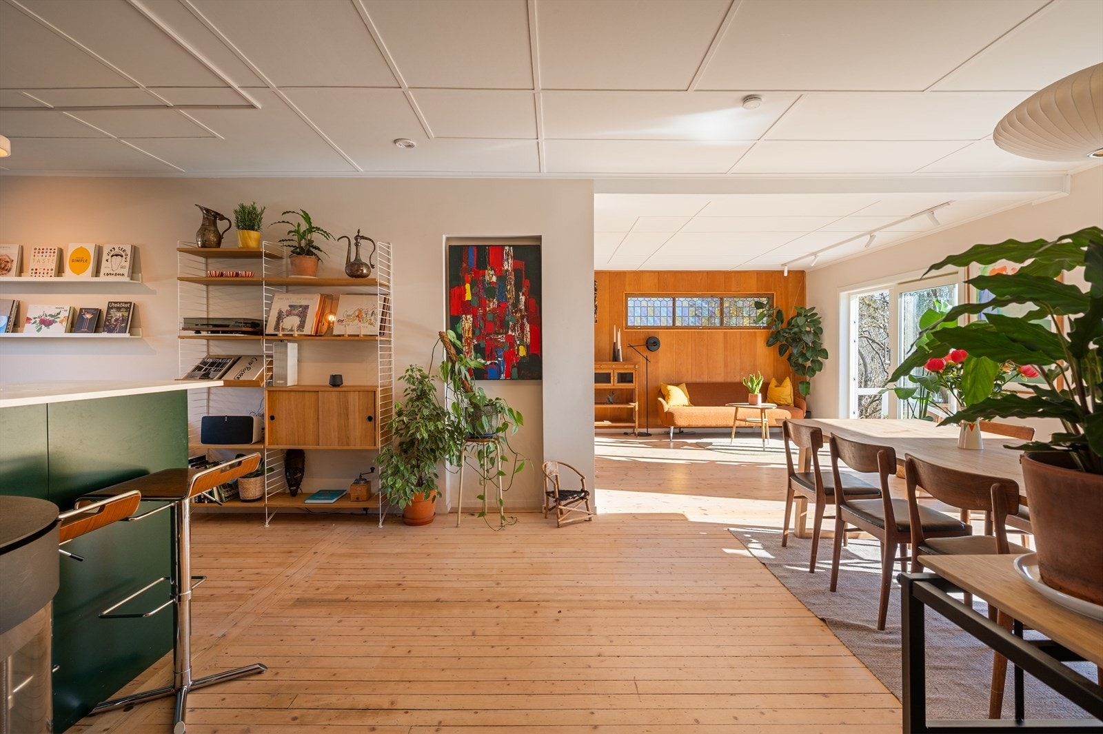 Stuen har en delvis åpen løsning mot kjøkkenet, noe som skaper en luftig og sosial sone. Galleribilde