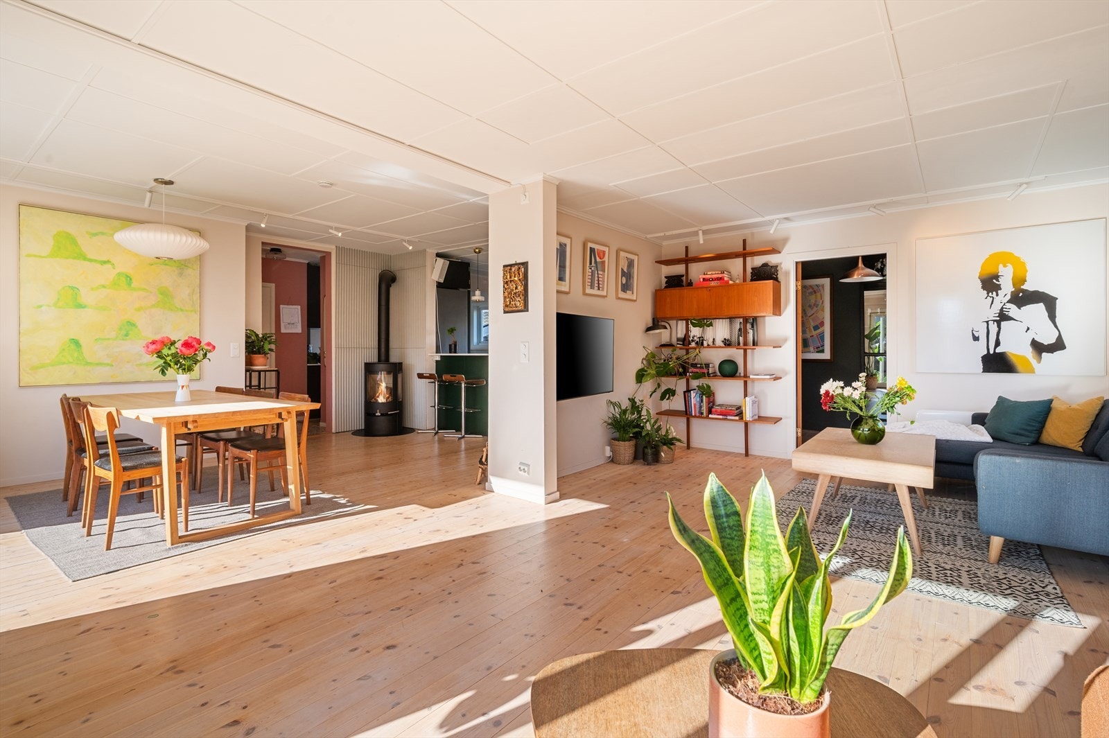 Her er det god plass til en romslig sofagruppe med tilhørende møbler. Galleribilde
