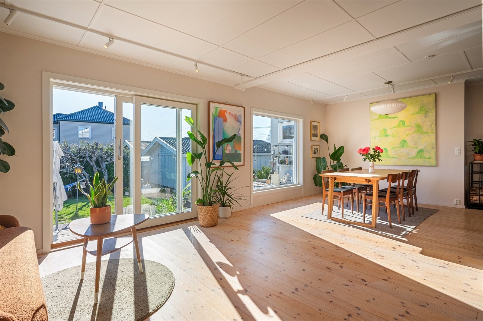 Skyvedør ut mot markterrasse og hage. Galleribilde