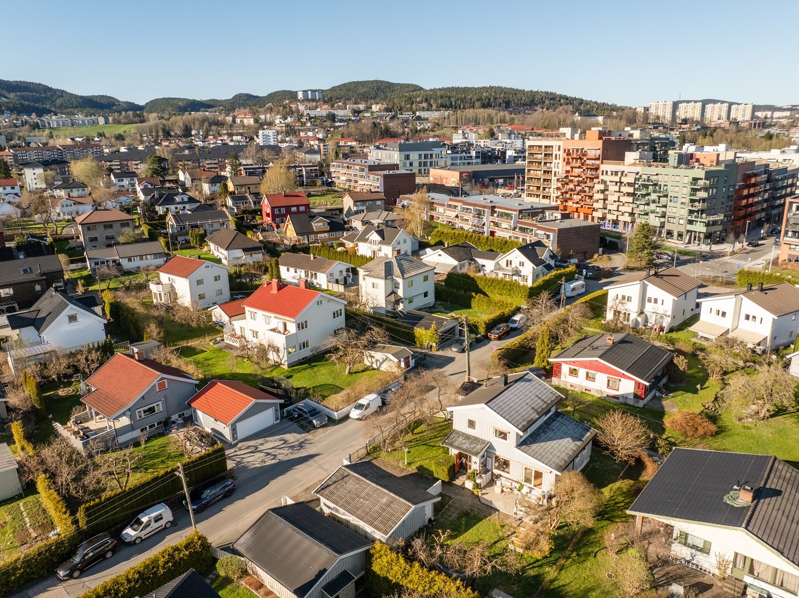 Oversiktsbilde over boligen, tomten og området. Lillomarka i bakgrunnen og kort vei til et godt servicetilbud. Galleribilde