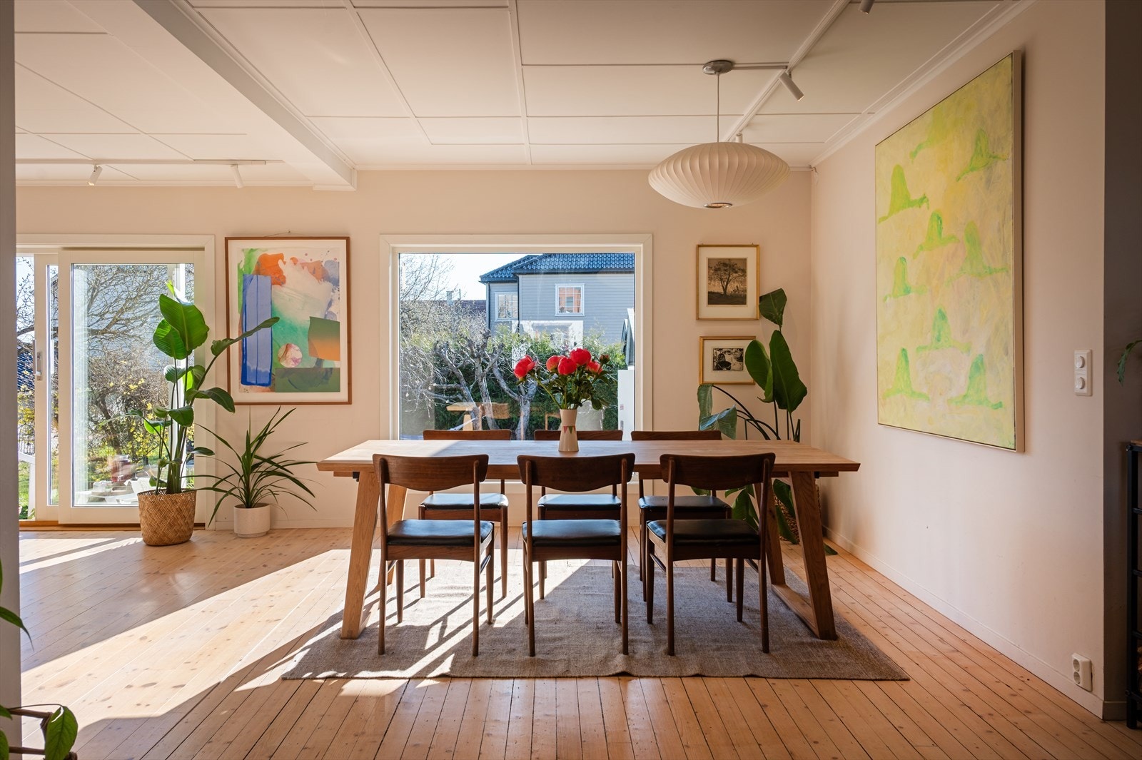 God plass til et stort spisebord for hyggelige middager og sosiale sammenkomster. Galleribilde