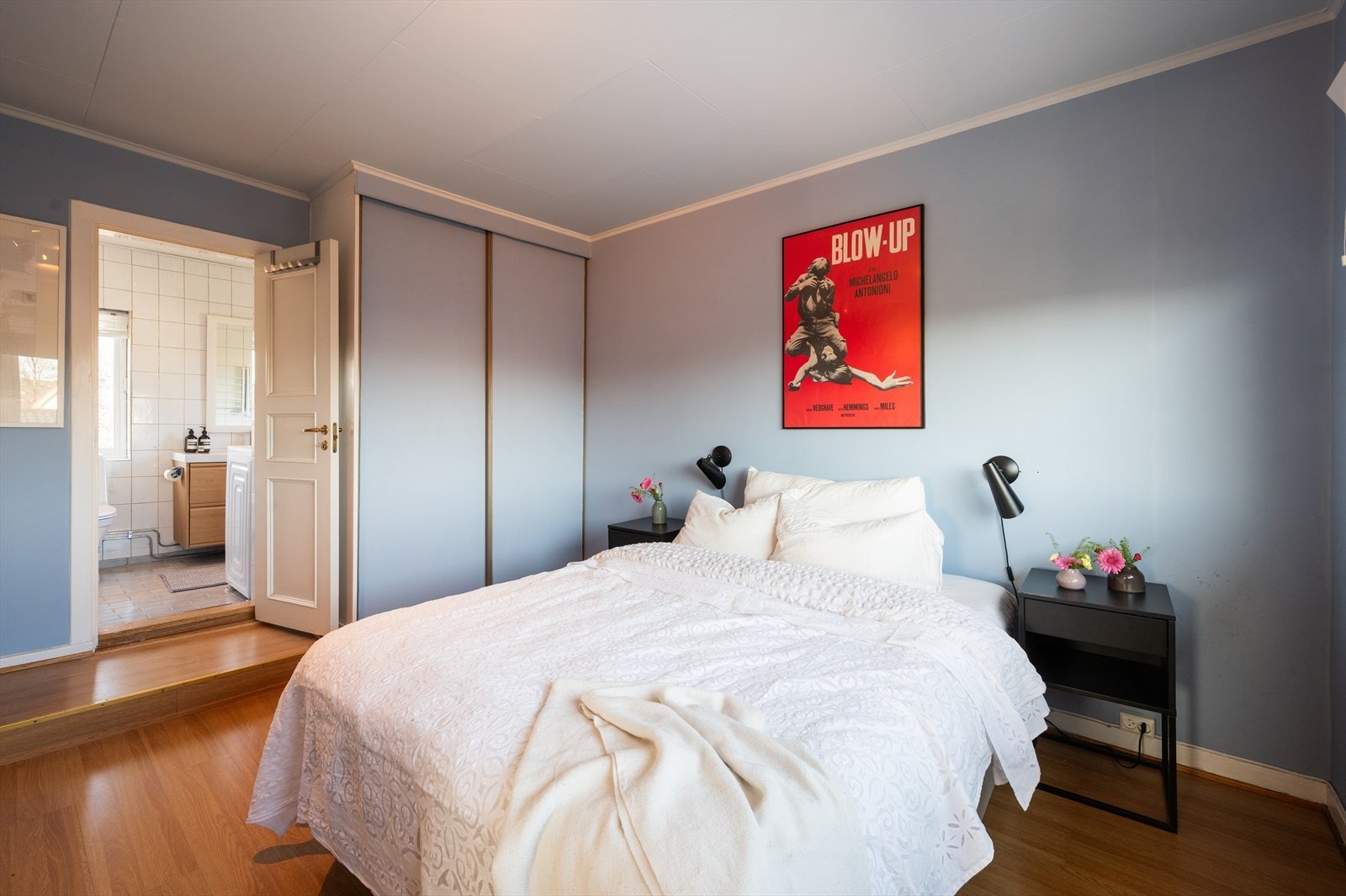 Dette rommet har en plassbygd skyvedørsgarderobe som medfølger salget. Tilgang til "en-suite bad". Galleribilde