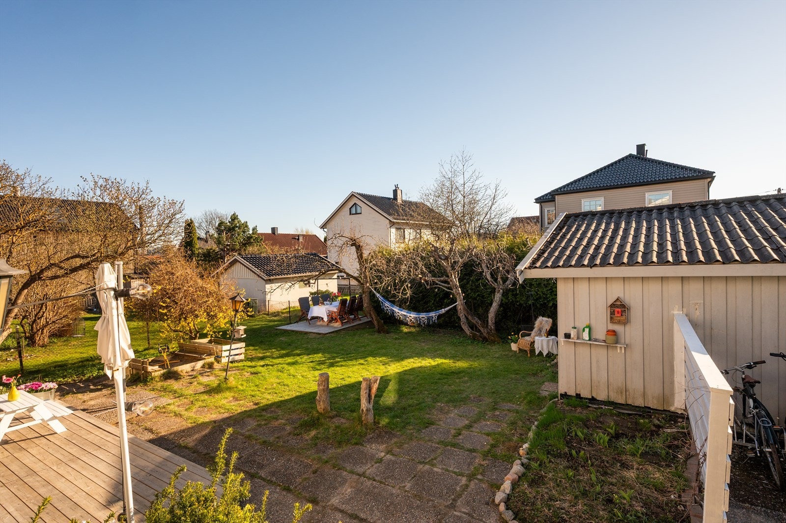 Terrassen leder videre ut til en opparbeidet, privat hage med gressplen, variert beplantning og gode lekemuligheter. Galleribilde